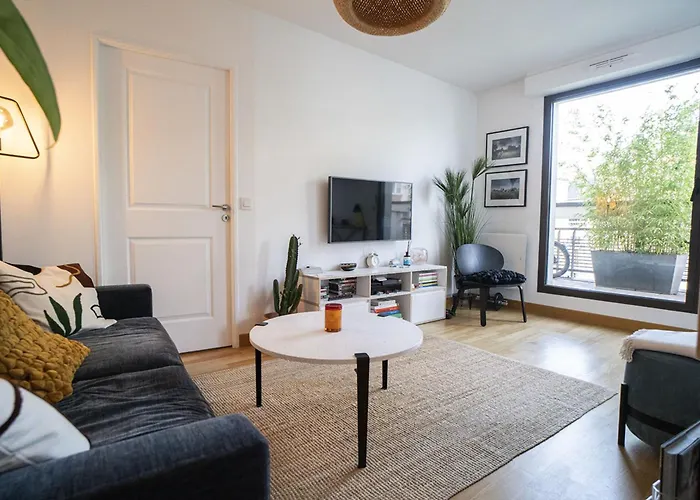 Bright 37M For 2 With Balcony In Paris!